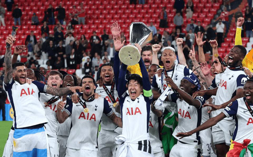 孙兴慜场边指挥情绪激动，热刺队员怒摔水瓶的简单介绍